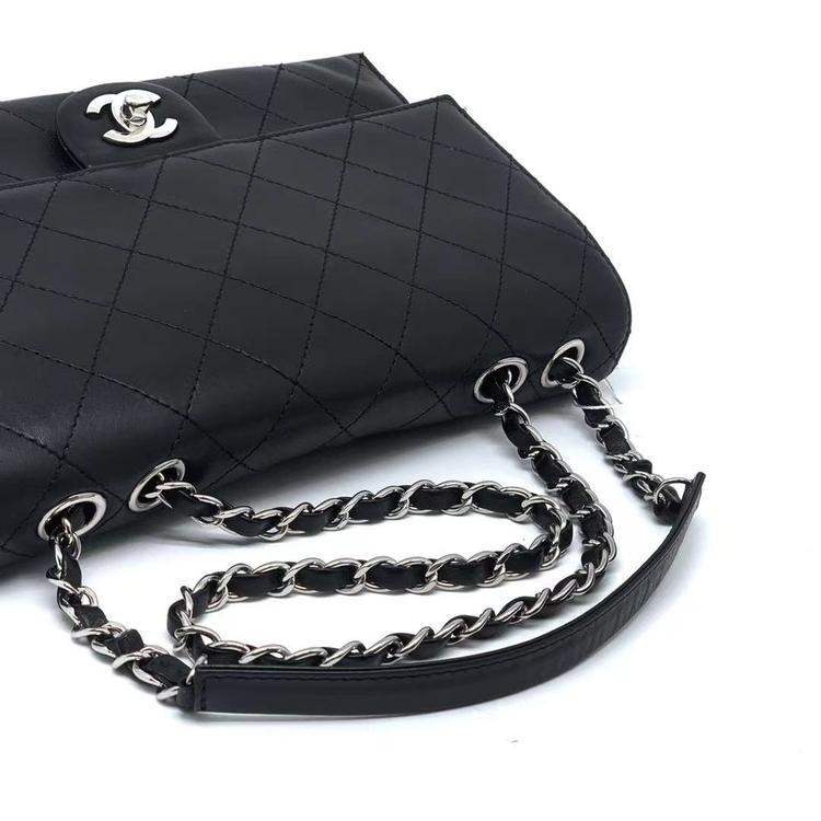 Chanel香奈儿 黑银翻盖CF系列链条包 Chanel香奈儿黑银翻盖CF系列链条包，非常好看的一款不易撞包，容量充足好搭配，不到2W带走~